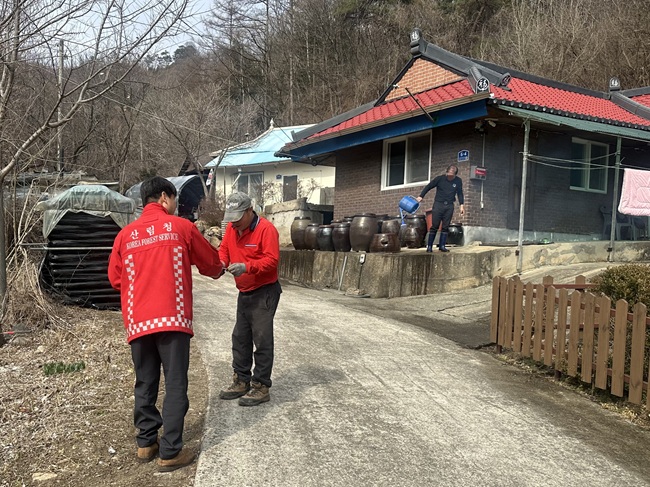 ▲ 송준호 북부지방산림청장이 14일 강원 횡성군 유현리 마을에서 마을 주민을 대상으로 산불예방 홍보 및 계도활동을 하고 있다. ⓒ북부지방산림청