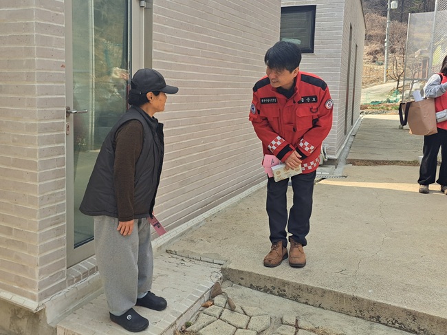 ▲ 송준호 북부지방산림청장이 14일 강원 횡성군 유현리 마을에서 마을 주민을 대상으로 산불예방 홍보 및 계도활동을 하고 있다. ⓒ북부지방산림청