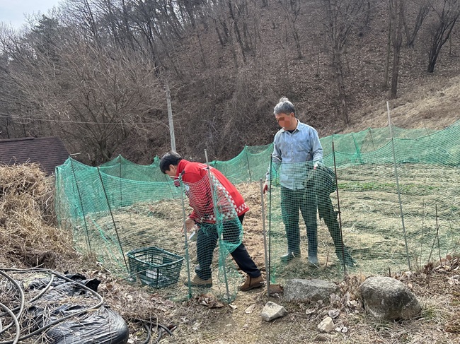 ▲ 송준호 북부지방산림청장이 14일 강원 횡성군 유현리 마을에서 마을 주민을 대상으로 인화물질 점검 및 계도활동을 하고 있다. ⓒ북부지방산림청