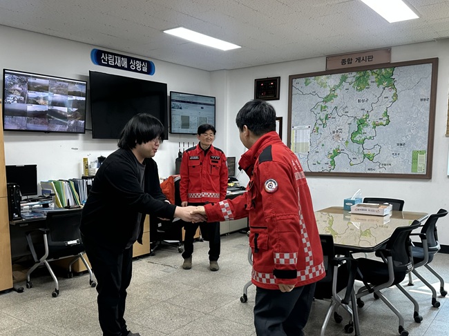 ▲ 송준호 북부지방산림청장이 14일 홍천국유림관리소 횡성경영팀을 방문해 산불 비상근무 중인 직원을 격려하고 있다. ⓒ북부지방산림청