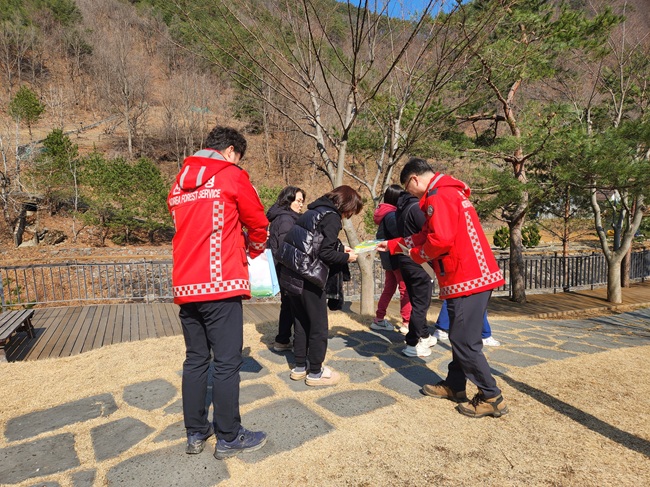 ▲ 동부지방산림청 직원들이 삼척 활기치유의 숲에서 방문객들에게 산불예방 홍보물을 나눠주고 있다. ⓒ동부지방산림청