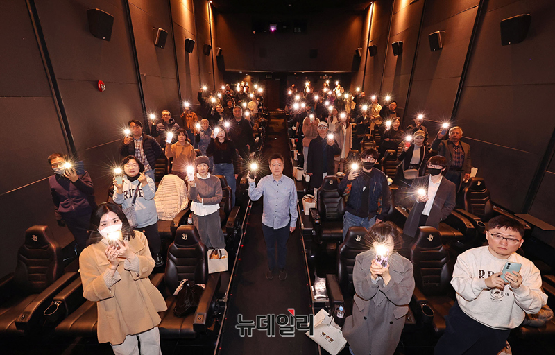 ▲ 김세의 가로세로연구소 대표와 회원들이 14일 오후 서울 강남구 청담씨네시티 CGV에서 고 김새론 유작 영화 '우리는 매일매일' 단체관람에 앞서 기념촬영을 하고 있다. 영화 '우리는 매일매일'은 동명의 웹툰을 원작으로 모든 것이 혼란스러운 열일곱, 소꿉친구의 갑작스러운 고백으로 시작된 청춘로맨스를 그린다. 배우 고 김새론, 이채민, 류의현, 유주 등이 출연한다. ⓒ정상윤 기자