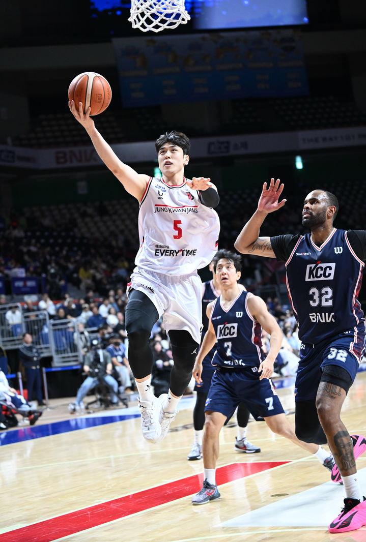 ▲ 정관장과 SK가 나란히 3연승을 거두며 역대급 2위 전쟁을 펼치고 있다.ⓒKBL 제공