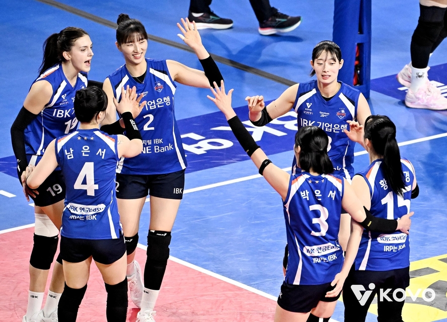 ▲ 기업은행이 GS칼텍스를 완파하고 봄 배구 희망을 살렸다.ⓒKOVO 제공