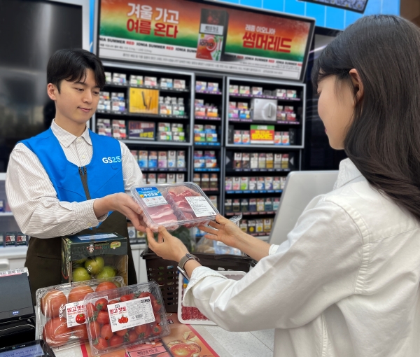 ▲ 고객이 '신선한 예약' 기획전을 통해 주문한 신선식품을 수령하고 있다.ⓒGS리테일
