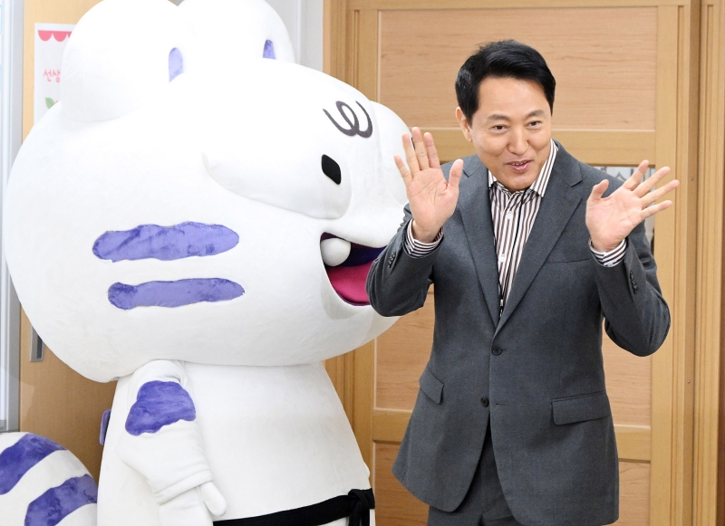 ▲ 오세훈 서울시장이 지난 13일 서울 용산구의 한 초등학교에서 1학년 학생들과 인사를 나누는 모습. ⓒ뉴시스