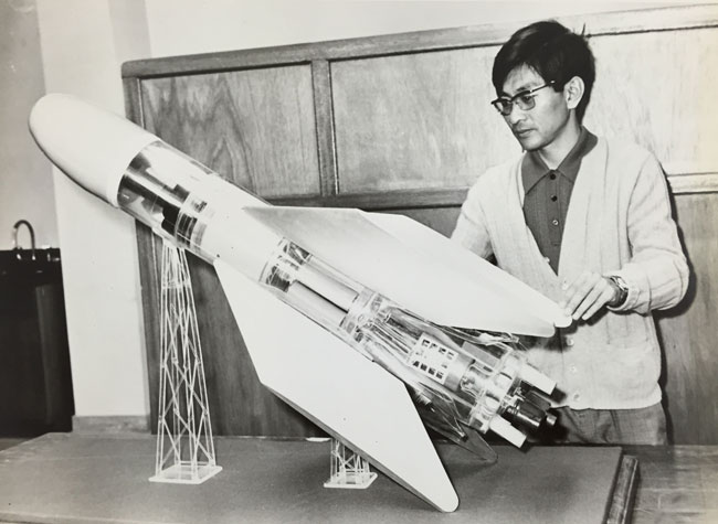 ▲ 백곰 미사일 개발 주역 이경서 박사. 한국 방위산업의 핵심 기술업체인 단암시스템즈 회장으로 재직중이다. 손해보험업계의 거물 단암 이필석 전 국제화재 회장의 둘째아들이다. 형인 이봉서 단암산업 회장은 하버드대 경제학박사로, 박정희 정권에서 동력자원부 장관으로 일했다. 석유쇼크에서 한국경제를 구출하는데 1등공신이란 평을 받았다. 박정희 대통령의 근대화 추진에 두 형제 모두 혁혁한 공을 세운 것이다. ⓒ ▲ 백곰 미사일 개발 주역 이경서 박사. 한국 방위산업의 핵심 기술업체인 단암시스템즈 회장으로 재직중이다. 손해보험업계의 거물 단암 이필석 전 국제화재 회장의 둘째아들이다. 형인 이봉서 단암산업 회장은 하버드대 경제학박사로, 박정희 정권에서 동력자원부 장관으로 일했다. 석유쇼크에서 한국경제를 구출하는데 1등공신이란 평을 받았다. 박정희 대통령의 근대화 추진에 두 형제 모두 혁혁한 공을 세운 것이다. ⓒ