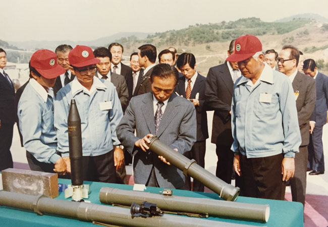 ▲ 1978년 9월 26일 백곰미사일 시사회(試射會)에 참석한 박정희 대통령이 국산 무기들을 살펴보고 있다. ⓒ