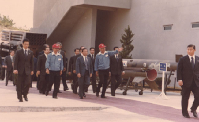 ▲ 1978년 9월 26일 백곰미사일 시사회(試射會)에 참석한 박정희 대통령이 관계자들의 안내를 받아 현장을 둘러보고 있다. ⓒ ▲ 1978년 9월 26일 백곰미사일 시사회(試射會)에 참석한 박정희 대통령이 관계자들의 안내를 받아 현장을 둘러보고 있다. ⓒ