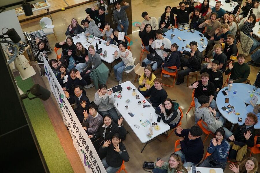 ▲ 고광완 광주광역시 행정부시장이 지난 14일 광주청소년삶디자인센터에서 덴마크 청소년들과 광주 청소년들이 함께하는 청소년교류행사에 참석해 기념촬영을 하고 있다.ⓒ광주광역시 제공