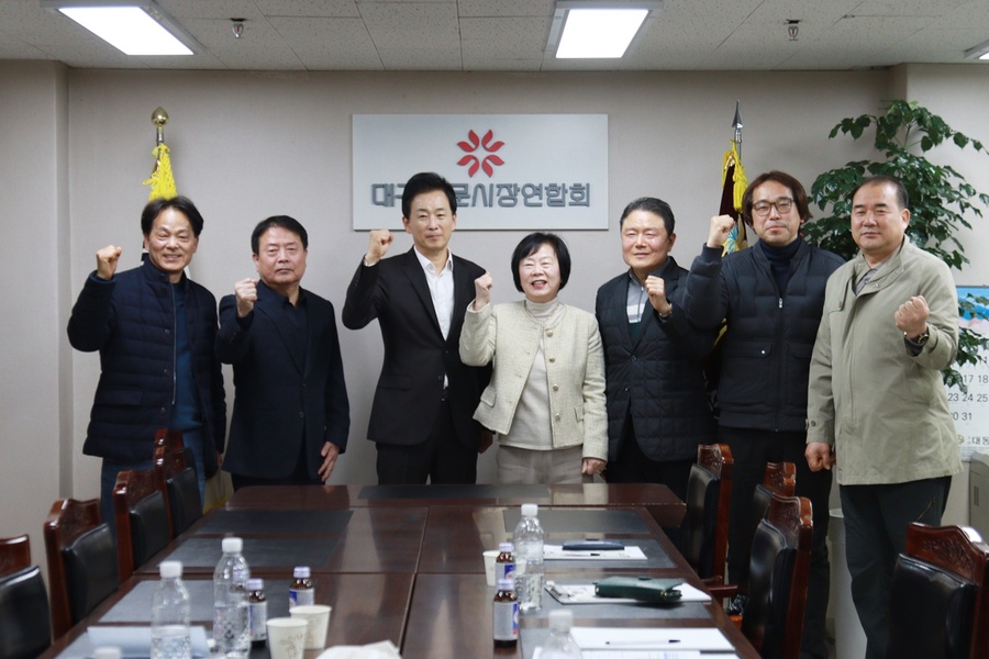 ▲ 유영하 의원은 14일 서문시장연합회 회장단과 간담회를 열고 침체된 내수 위기 속 현장 목소리를 직접 청취했다.ⓒ유영하 의원실