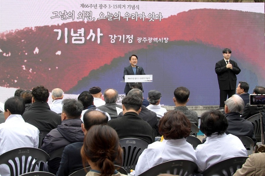 ▲ 강기정 광주광역시장이 15일 동구 금남로공원 광장에서 열린 '제66주년 광주3·15의거 기념식'에 참석해 기념사를 하고 있다.ⓒ광주광역시 제공