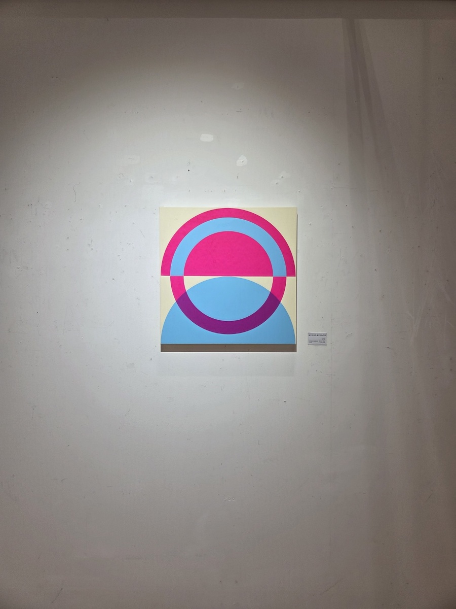 ▲ 이번 전시는 ‘함께 지나온 시간’과 ‘그 안에서 계속 움직인 마음’을 한 자리에서 마주보게 하는 조용하지만 선명한 제안을 던지고 있다.ⓒ김지원 작가