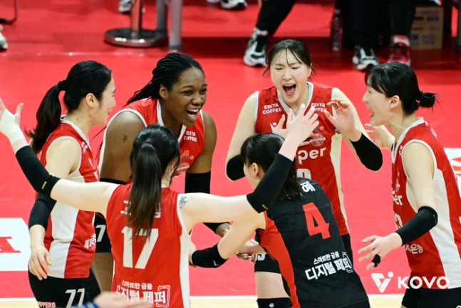 ▲ 페퍼저축은행이 정관장을 꺾고 시즌 마지막 경기를 승리로 장식했다.ⓒKOVO 제공