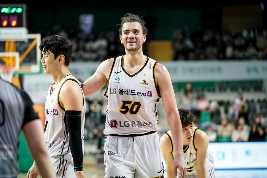 ▲ 마레이가 활약한 LG가 1위 자리를 굳건히 지켜냈다.ⓒKBL 제공