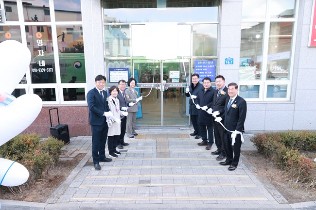 ▲ 영월군이 지난 12일 영월 관풍헌 일대서 오유경 식품의약품안전처장과 최명서 영월군수, 여중협 도 행정부지사, 관계기관 및 상인회 관계자 등이 참석한 가운데 식품안심구역 지정식과 중앙시장 현판 제막식을 진행했다. ⓒ영월군