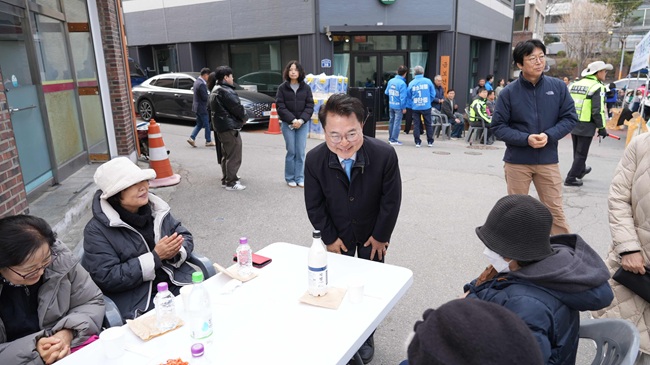 ▲ 육동한 춘천시장이 15일 후평동 847일원에서 열린 뒤뜰 골목형상점가 활성화 행사에 참석했다. ⓒ춘천시