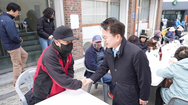 ▲ 육동한 춘천시장이 15일 후평동 847일원에서 열린 뒤뜰 골목형상점가 활성화 행사에 참석했다. ⓒ춘천시