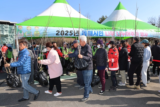 ▲ 지난해 열린 나무 나눠주기 행사 모습. ⓒ동해시