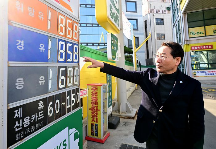 ▲ 유정복 인천시장이 13일 남동구 한 주유소를 찾아 한국주유소협회 관계자들과 간담회를 갖고 유가를 점검하고 있다.ⓒ 인천시 제공