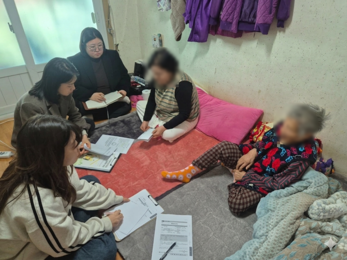 ▲ 홍성군 통합돌봄 담당자들이 지역 어르신 가정을 방문해 건강 상태와 생활 환경을 확인하며 맞춤형 통합돌봄 지원을 위한 상담을 진행하고 있다.ⓒ홍성군