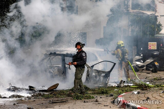 ▲ 이스라엘 텔아비브 시내에서 소방관이 이란 공습에 따른 화재를 진화하고 있다. 출처=AFPⓒ연합뉴스