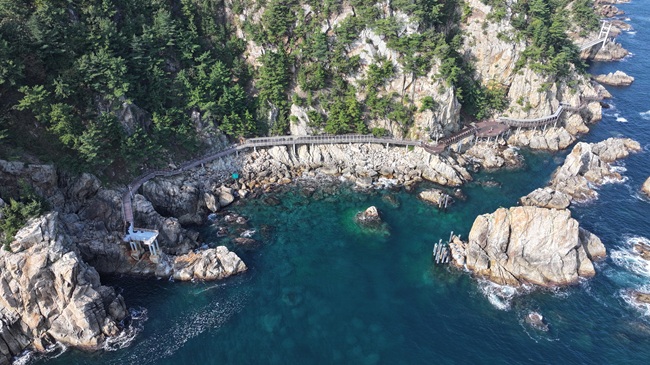 ▲ 초곡 용굴 촛대바위길 전경. ⓒ삼척시