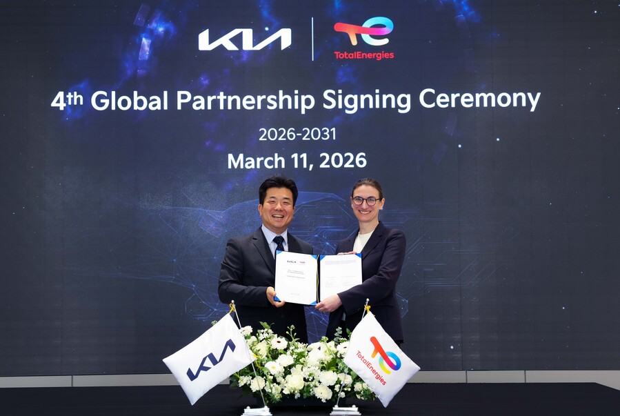 ▲ 경기 용인시 오산교육센터에서 개최한 기아-토탈에너지스 글로벌 파트너십 계약연장 체결식에서 두 회사 임원들이 기념 촬영을 하고 있다. 사진 왼쪽부터 기아 황동환 오너십관리사업부장, 토탈에너지스 엘로디 루스(Elodie Luce) 자동차부문 부사장.ⓒ기아