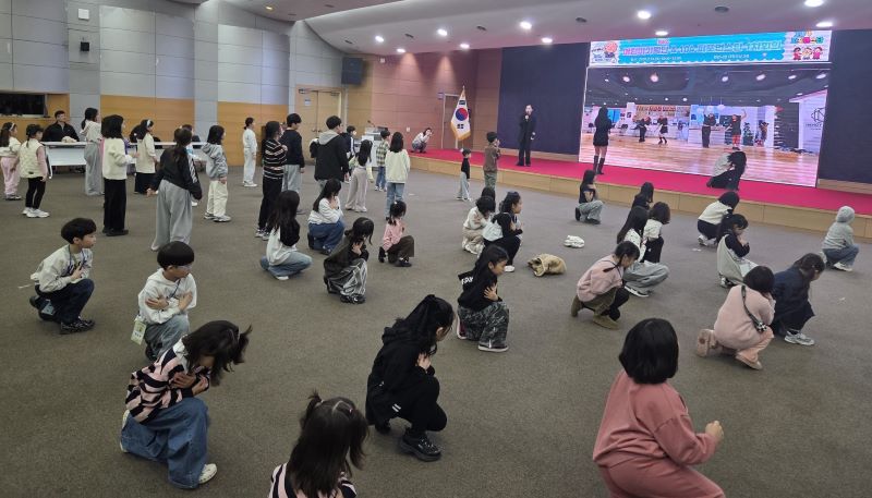 ▲ 천안시청 대회의실에서 열린 ‘어린이기획단플러스 및 104퍼포먼스단’ 1차 회의 및 연습 현장에서 어린이와 보호자들이 어린이날 기념식 오프닝 공연을 위한 플래시몹 안무를 연습하고 있다.ⓒ천안시