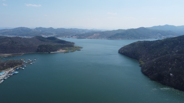 ▲ 용인시가 이동저수지와 송전천 산책로를 연결한 초대형 호수공원을 조성한다. 사진은 이동저수지 전경. ⓒ용인시 제공