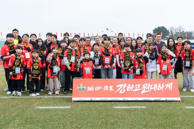 ▲ 15일 전달식에는 김홍규 강릉시장을 비롯해 김진태 강원특별자치도지사, 김시성 도의회 의장, 신경호 도 교육청,  최익순 강릉시의회 의장 등이 참석했다.
ⓒ