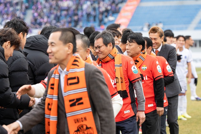 ▲ 15일 전달식에는 김홍규 강릉시장을 비롯해 김진태 강원특별자치도지사, 김시성 도의회 의장, 신경호 도 교육청,  최익순 강릉시의회 의장 등이 참석했다. ⓒ강릉시