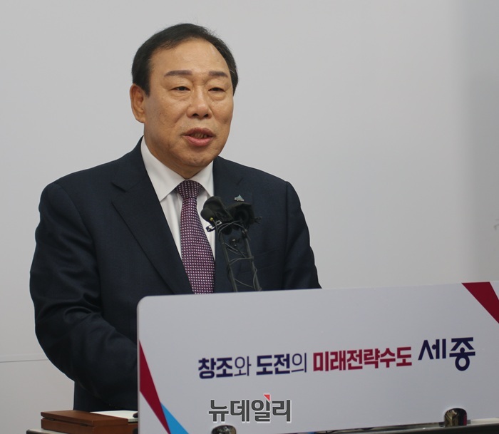 ▲ 최민호 세종시장이 16일 오전 세종시청 정음실에서 기자회견을 열고
행정수도 관련 현안에 대해 발언하고 있다.ⓒ이길표 기자