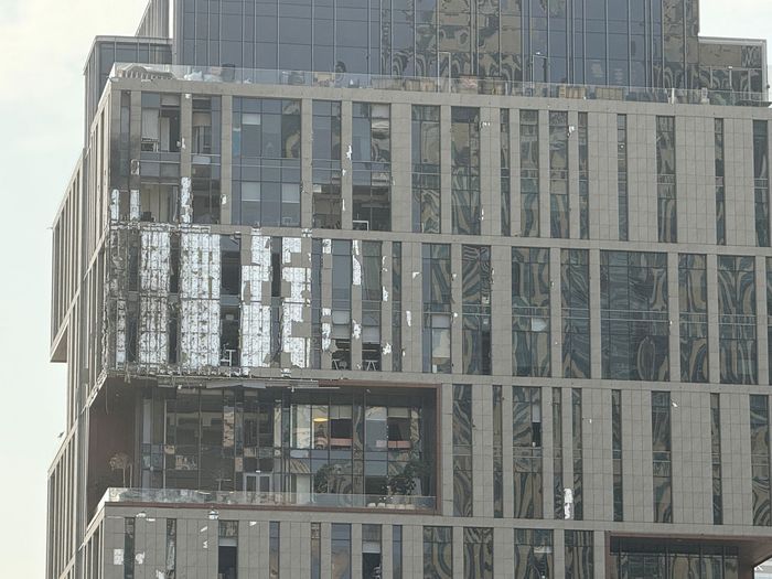 ▲ 13일 아랍에미리트 두바이에서 요격 과정에서 발생한 파편에 외벽 손상을 입은 두바이 국제금융센터(DIFC) ⓒ로이터 연합뉴스