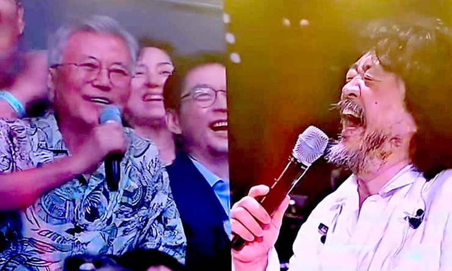 ▲ 문재인 전 대통령이 지난해 6월 인천에서 유튜버 김어준 씨가 개최한 토크콘서트에 참석해 대화를 나누는 모습. ⓒ엑스 캡처