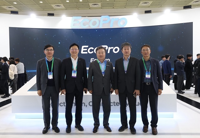 ▲ 이동채 에코프로 창업주와 그룹 사장단들이 인터배터리2026 전시관에서 함께 사진 촬영을 하고 있다.ⓒ에코프로