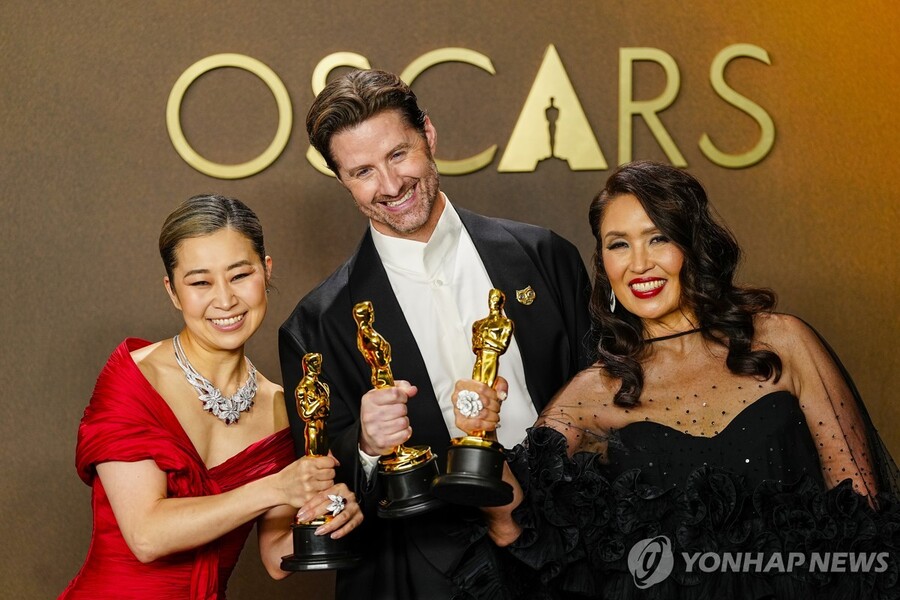 ▲ 15일(현지시간) 미국 로스엔젤레스(LA) 돌비극장에서 열린 제98회 아카데미 시상식에서 매기 강(왼쪽부터) 감독과 공동 연출자 크리스 아펠한스, 제작자 미셸 웡이 수상 후 포즈를 취하고 있다. ⓒUPI=연합뉴스