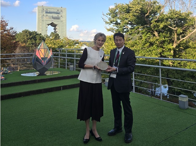 ▲ 김남일 경북문화관관공사 사장이 카니 캐나다 총리부인에게 기념품을 전달하고 있다.ⓒ경북관광공사