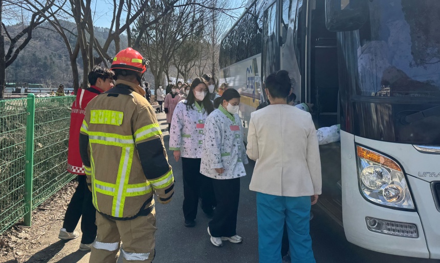 ▲ 가평군보건소는 강변요양병원에서 봄철 대형 산불 발생에 대비한 의료기관  대피훈련을 실시했다 ⓒ가평군 제공
