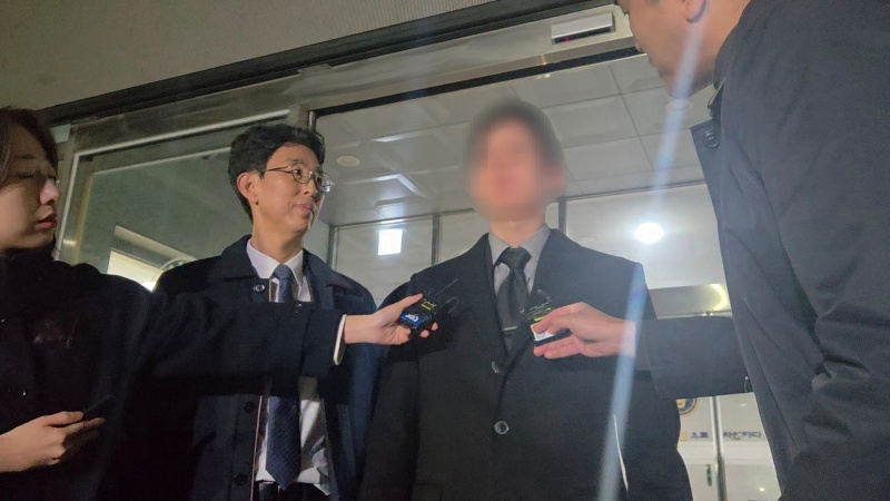 ▲ 김병기 무소속 의원 차남 김모씨가 지난달 25일 오전 10시부터 업무방해 혐의 피의자 신분으로 약 13시간 조사를 받고 나오고 있다. ⓒ뉴시스