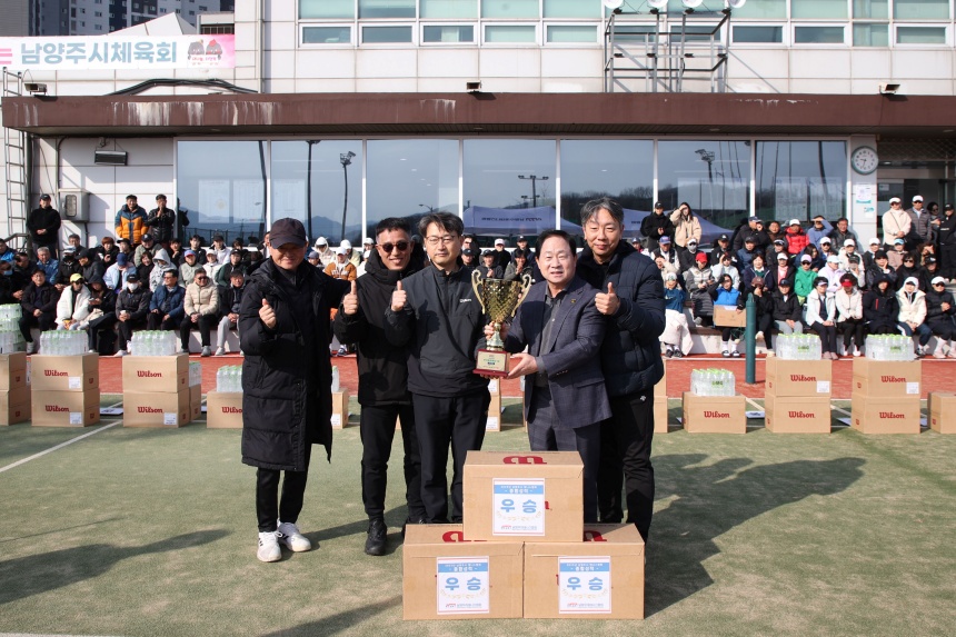 ▲ 남양주시협회장기 테니스대회에서 기념 촬영하고 있는 주광덕 시장과 관계자들 ⓒ남양주시 제공