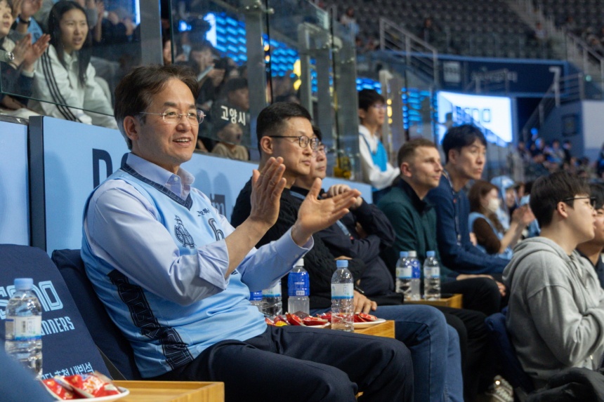 ▲ 15일 고양 소노 아레나에서 열린 고양 소노 스카이거너스와 서울 삼성의 경기에서 이동환 고양시장이 응원하고 있다 ⓒ고양특례시 제공