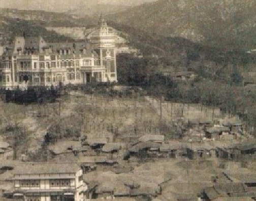 ▲ 박헌영이 '인민공화국'을 선포하고 그 사무실로 사용한 서양식 건물, 인왕산 기슭 옥인동에 지은 윤덕영의 별장이다. 순종의 계비 윤비의 큰아버지 윤덕영은 한일병탄 조약에 따라 일본황실의 자작위를 받은 친일파였다.