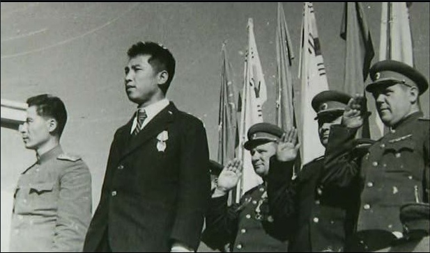 ▲ 평양 공설운동장서 열린 '김일성' 데뷔 무대, 소련군정 간부들이 동석하여 그동안 훈련시킨 김일성의 언동을 주시하고 있다. 33세 김성주는 스탈린의 낙점을 받아 '김일성'으로 둔갑, 공산당정치인 교육을 받았다.