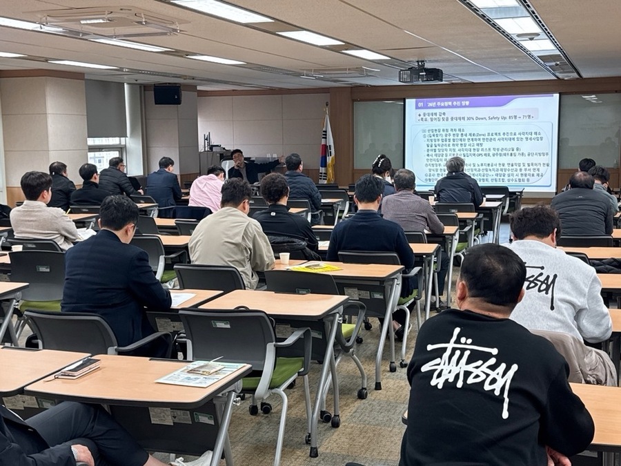 ▲ 광주청·안전보건공단, 태양광 지붕공사 추락 사망사고 예방 위해 사업주 대상 특별 교육 실시ⓒ광주지방고용노동청 제공