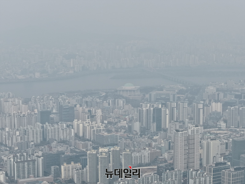 ▲ 전국 대부분 지역의 초미세먼지 농도가 '나쁨' 수준인 16일 오후 서울 도심. ⓒ서성진 기자