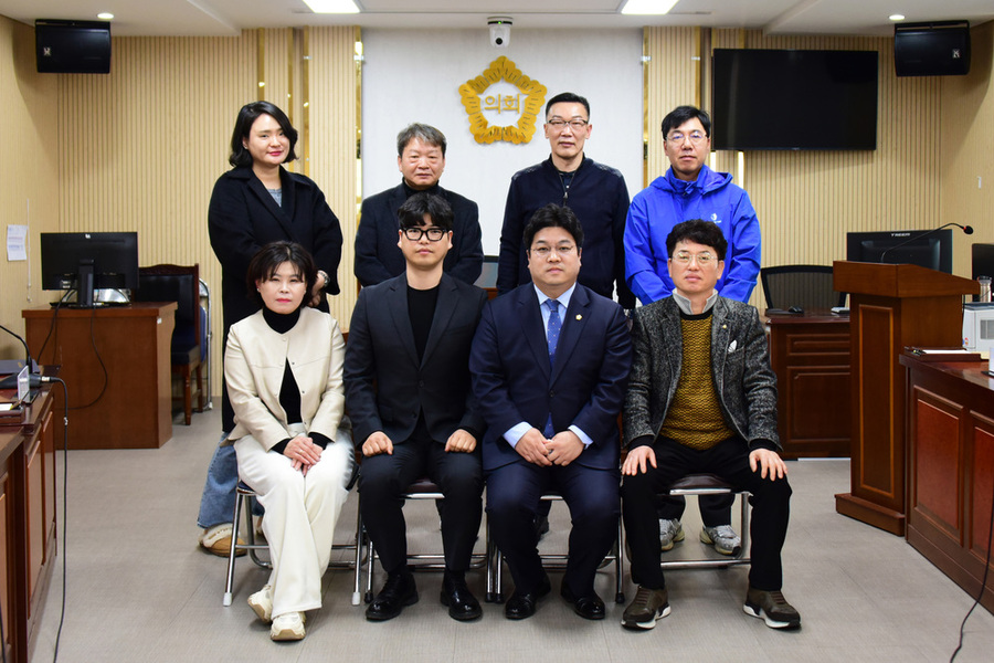 ▲ 박해원 광산구의원(더불어민주당, 첨단1·2동)은 지난 12일 광산구의회에서 ‘첨단 일신프레뷰 임차인 의견 청취 간담회’를 개최하고 임차인 피해 방지와 주거 안정 대책 마련을 위한 의견 수렴후 관계자들과 기념촬영을 하고있다.ⓒ광주광역시 광산구의회 제공