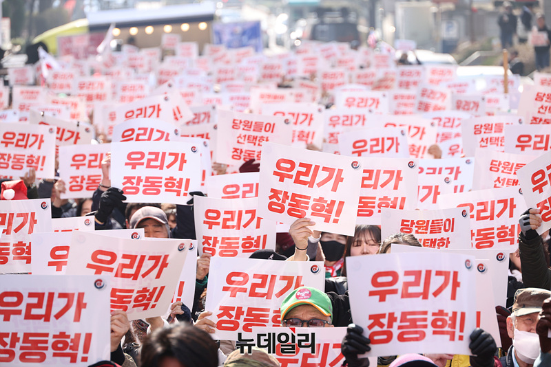 ▲ 장동혁 국민의힘 대표를 지지하는 유튜버들과 지지자들이 16일 오전 서울 여의도 국민의힘 중앙당사 앞에서 집회를 열고 장 대표의 지지 구호를 외치고 있다. ⓒ서성진 기자