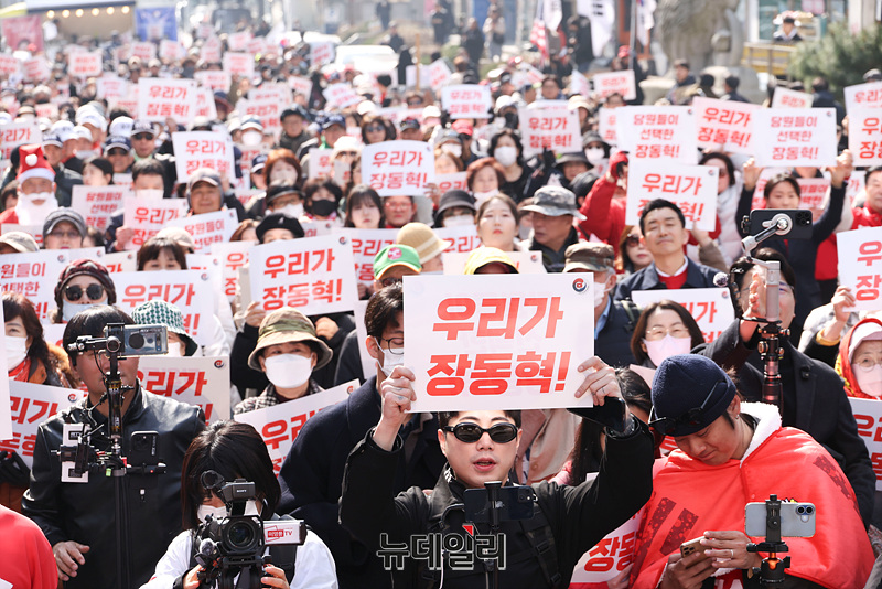 ▲ 장동혁 국민의힘 대표를 지지하는 유튜버들과 지지자들이 16일 오전 서울 여의도 국민의힘 중앙당사 앞에서 집회를 열고 구호를 외치고 있다. ⓒ서성진 기자