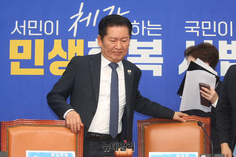 ▲ 정청래 더불어민주당 대표가 16일 국회에서 열린 최고위원회의에 참석하고 있다. ⓒ이종현 기자